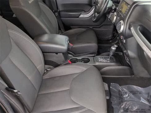 Used 2016 Jeep Wrangler Unlimited Sahara w/ Connectivity Group image 22