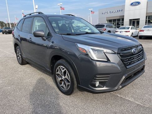 Used 2023 Subaru Forester Premium image 3