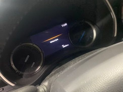 Used 2021 Toyota Highlander XLE AWD/4WD image 1