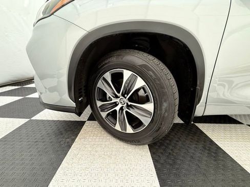 Used 2021 Toyota Highlander XLE image 10