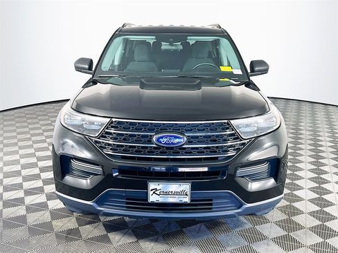 Used 2022 Ford Explorer XLT image 2