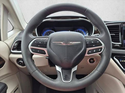 Used 2022 Chrysler Pacifica Limited FWD image 9