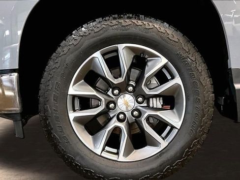 Used 2024 Chevrolet Silverado 1500 LT image 35