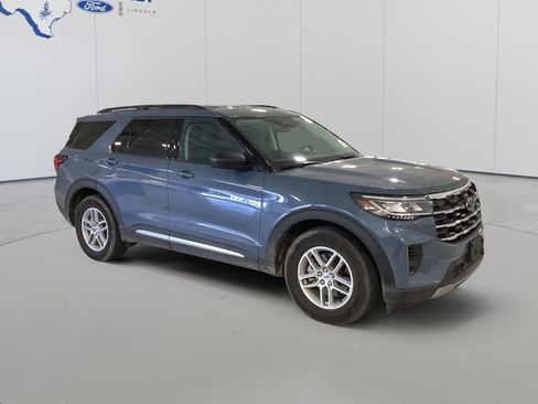 Used 2025 Ford Explorer Active RWD image 3