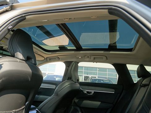 New 2026 Volvo V90 B6 Cross Country Ultra w/ Climate Package image 20