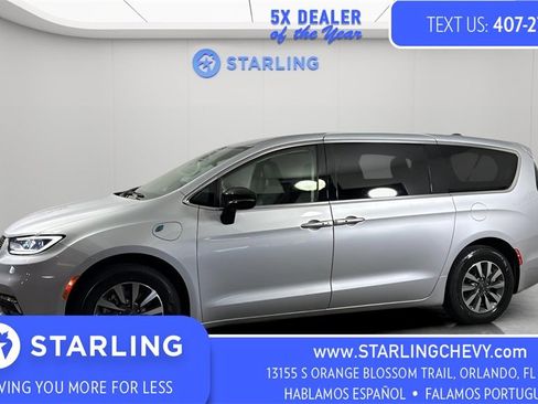 Used 2024 Chrysler Pacifica Select image 1