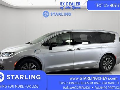 Used 2024 Chrysler Pacifica Select