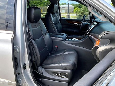 Used 2020 Cadillac Escalade 2WD image 31