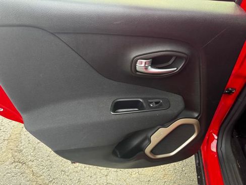 Used 2016 Jeep Renegade Latitude w/ Cold Weather Group image 18