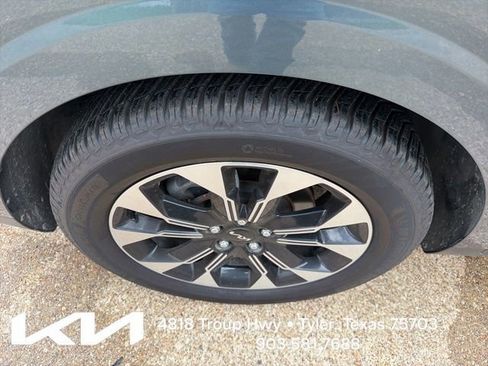 Used 2024 Kia Carnival EX FWD image 12