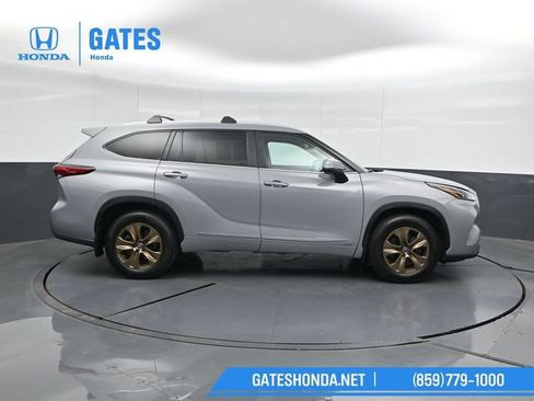 Used 2023 Toyota Highlander Bronze Edition AWD/4WD image 3