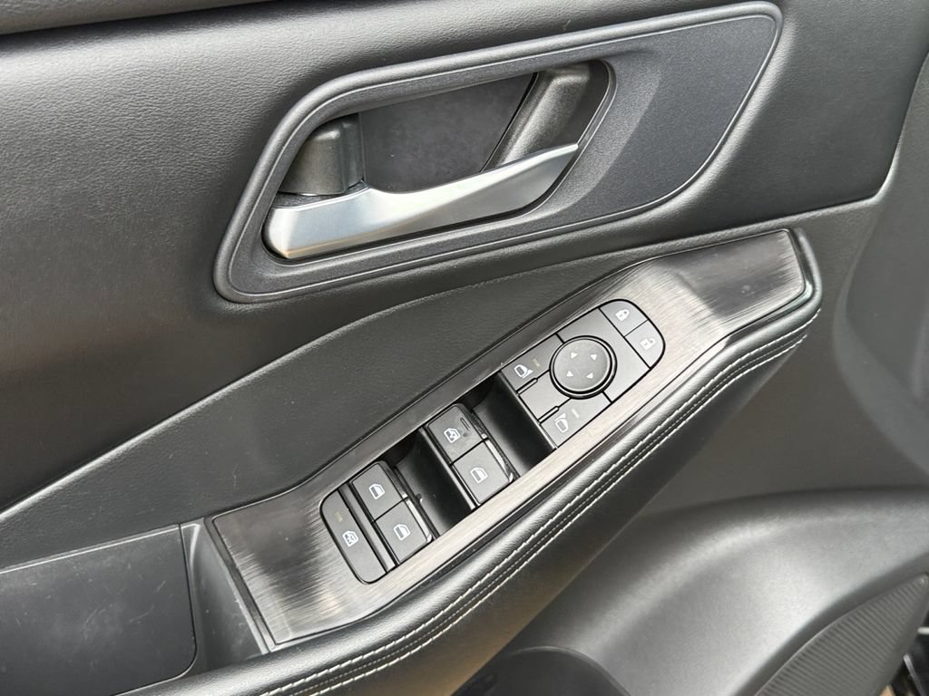 Used 2025 Nissan Rogue SV AWD/4WD image 19