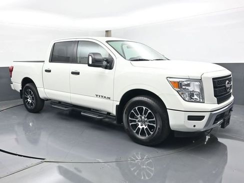Used 2024 Nissan Titan SV w/ SV Convenience Package AWD/4WD image 2