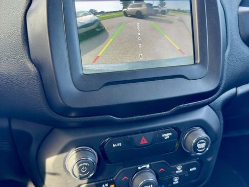Used 2018 Jeep Renegade Latitude w/ Popular Equipment Group FWD image 21