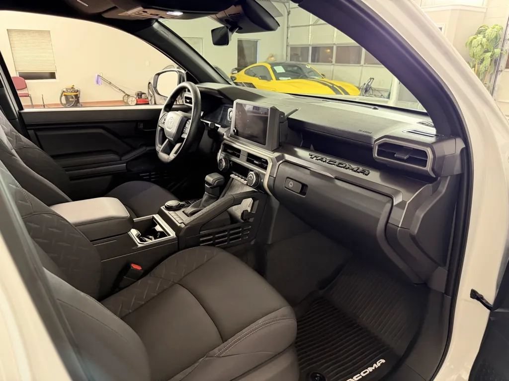Used 2025 Toyota Tacoma SR5 AWD/4WD image 32