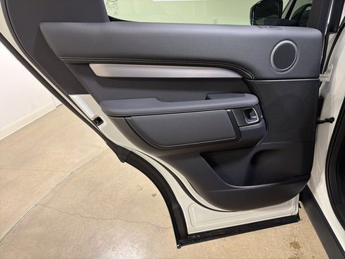 New 2026 Land Rover Discovery Dynamic SE image 19