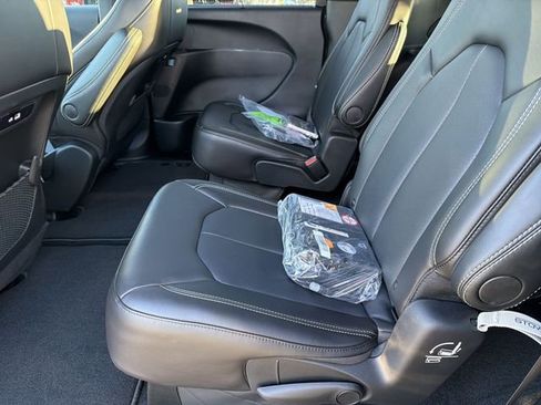 New 2026 Chrysler Pacifica Select image 18