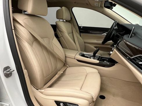 Used 2022 BMW 740i image 11