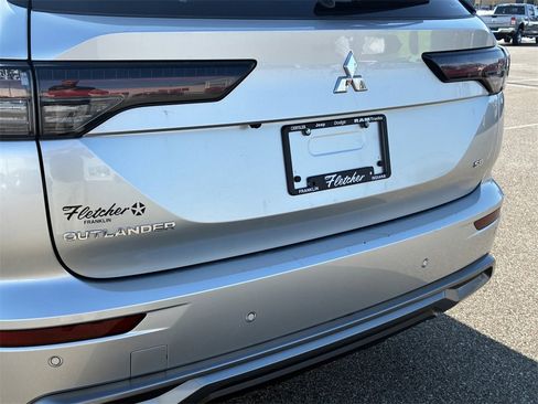 Used 2025 Mitsubishi Outlander SE image 12