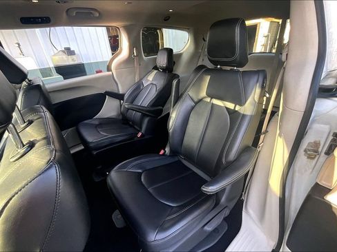 Used 2024 Chrysler Pacifica Limited FWD image 22