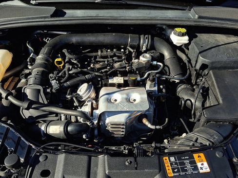 Used 2018 Ford Focus SE w/ SE Appearance Package image 26