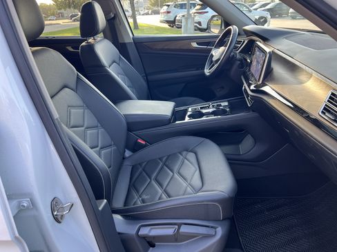 Used 2025 Volkswagen Atlas SE w/ Panoramic Sunroof Package FWD image 26