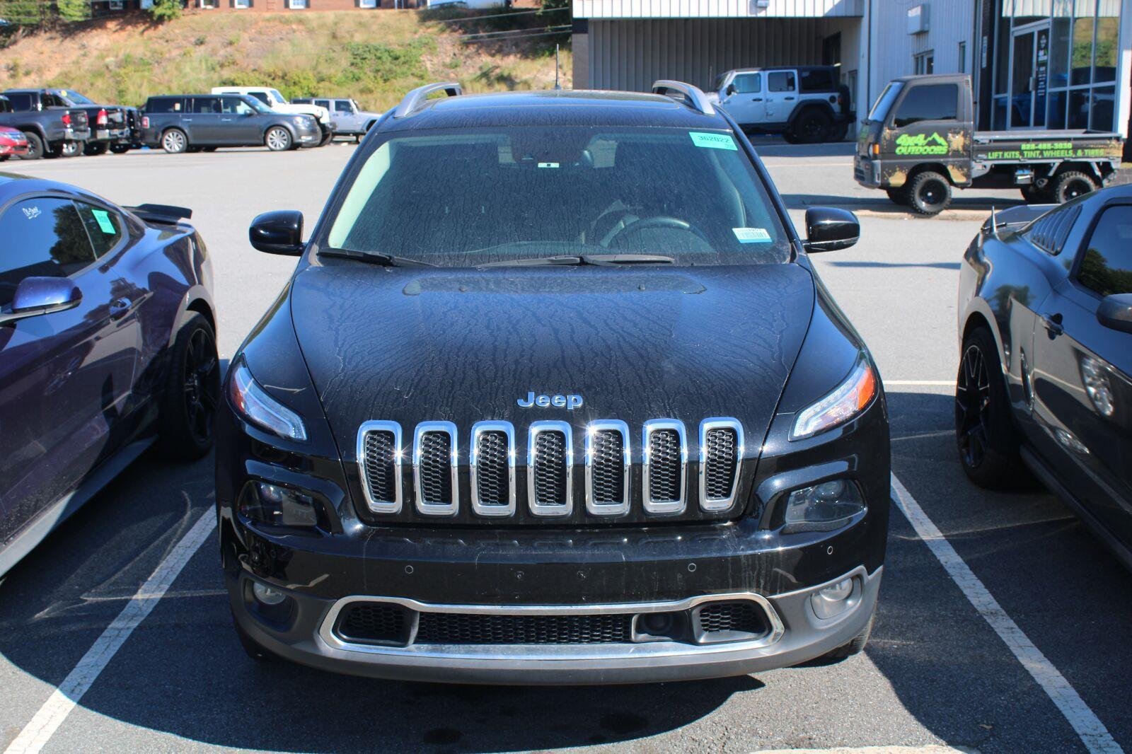Used 2017 Jeep Cherokee Limited w/ Technology Group AWD/4WD image 2