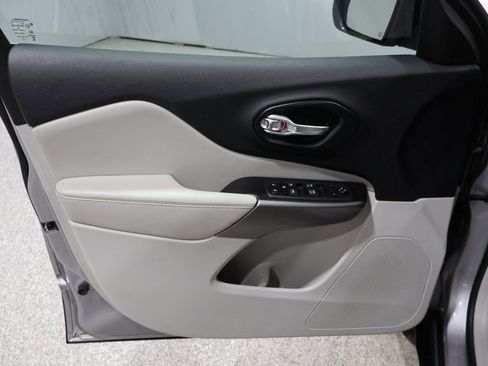 Used 2022 Jeep Cherokee Latitude Lux w/ Mopar Interior Package image 13