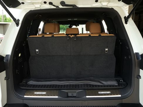 Used 2024 Lexus LX 600 4WD w/ Luxury Package image 34