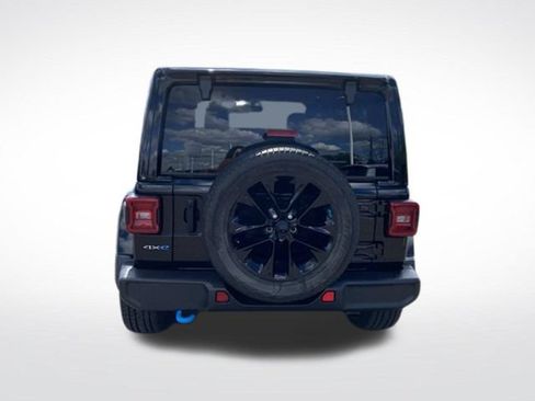 Used 2022 Jeep Wrangler Unlimited Sahara AWD/4WD image 4