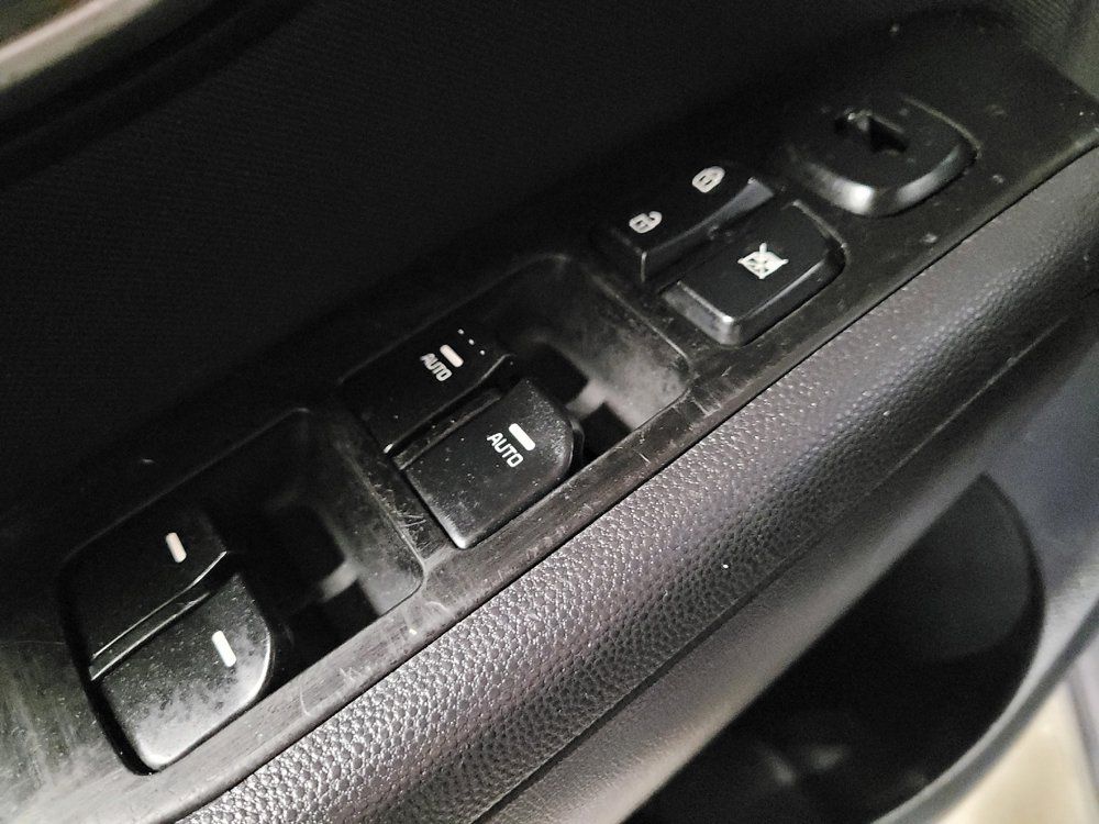 Used 2016 Kia Soul + FWD image 27