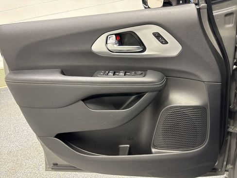 Used 2025 Chrysler Pacifica Limited image 30