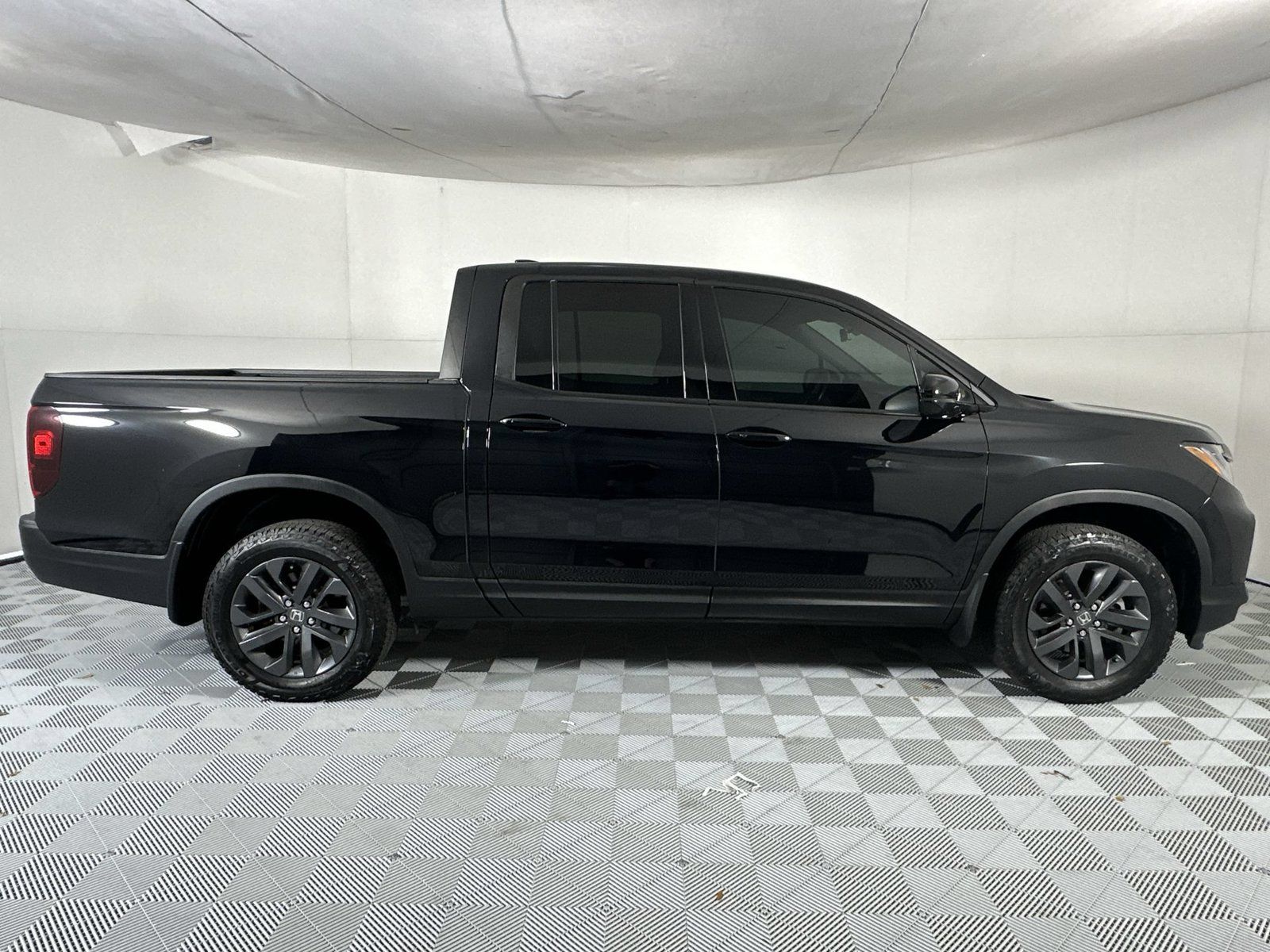 Used 2025 Honda Ridgeline Sport image 9