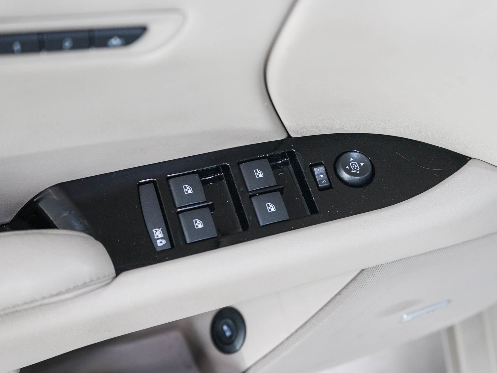 Used 2013 Cadillac XTS Premium FWD image 18