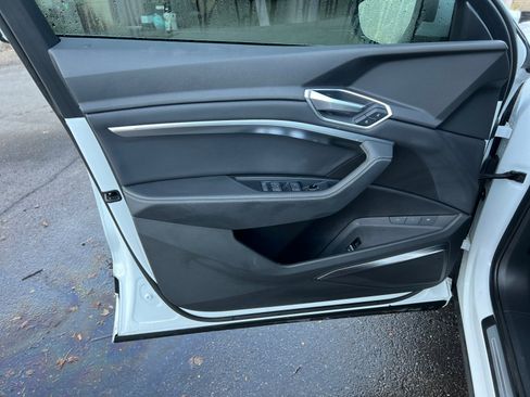 Used 2020 Audi e-tron Premium Plus image 19