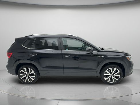 Used 2023 Volkswagen Taos SE w/ Panoramic Sunroof Package FWD image 3
