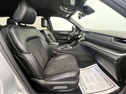 Used 2024 Jeep Grand Cherokee L Laredo image 11