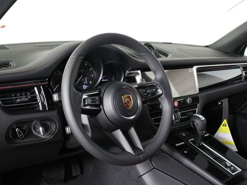 New 2026 Porsche Macan image 4