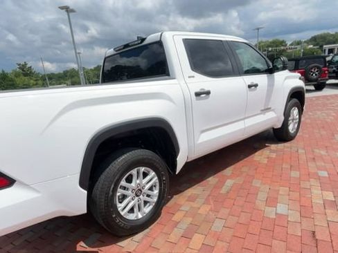 Used 2025 Toyota Tundra SR5 AWD/4WD image 9