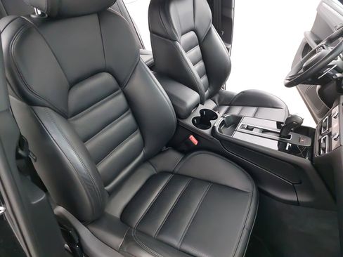 Certified 2024 Porsche Macan Turbo image 12