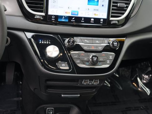 Used 2025 Chrysler Pacifica Select FWD image 23