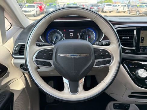 Used 2020 Chrysler Pacifica Limited FWD image 10