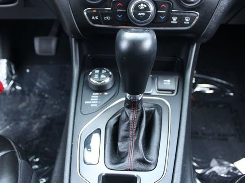 Used 2022 Jeep Cherokee Trailhawk AWD/4WD image 31
