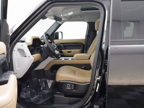 Used 2025 Land Rover Defender 130 S image 5