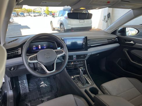 Used 2025 Volkswagen Jetta SE image 34