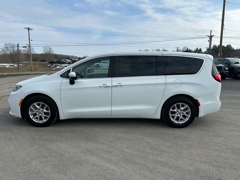 Used 2023 Chrysler Pacifica Touring-L FWD image 2