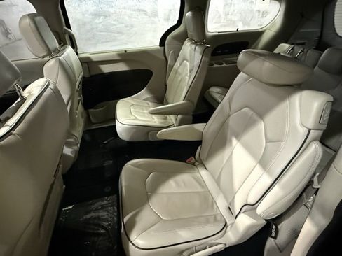 Used 2021 Chrysler Pacifica Limited w/ Premium & Safety Sphere Group image 32