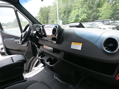 Used 2025 Mercedes-Benz Sprinter 2500 image 23