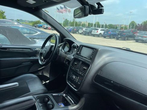 Used 2019 Dodge Grand Caravan SXT image 2