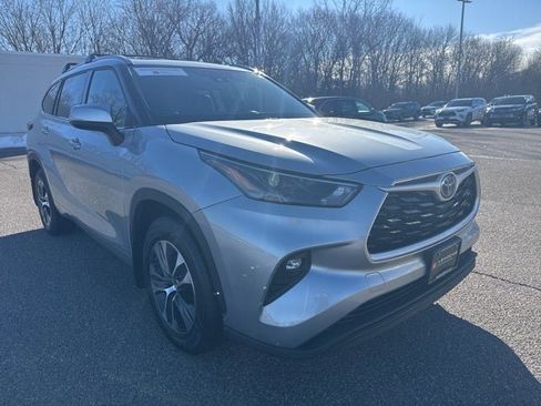Certified 2022 Toyota Highlander XLE image 3